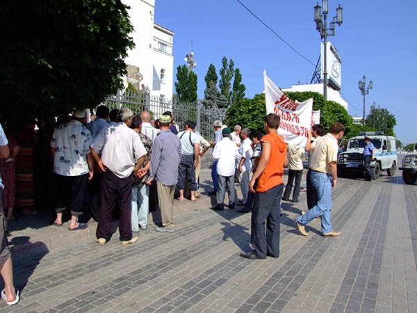 В середине 2000-х практически еженедельно площадь Махачкалы штурмовали родственники похищенных