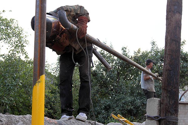 Тянуть газопровод приходится между садами.