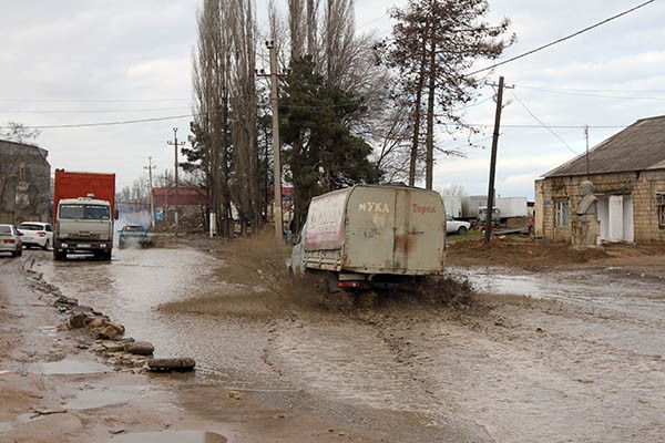 К светлому и стабильному будущему по этой улице не уедешь... Ул. Шеболдаева. Наши дни