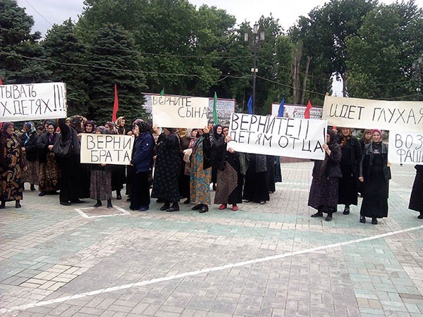 Женщины не хотели митинговать, они надеялись на помощь республиканских властей