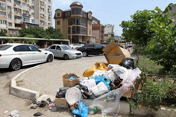 ...антисанитарией в центральных частях города...