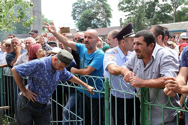 Ни одной из болевых точек в отношениях Азербайджана и Дагестана Абдулатипов не устранил