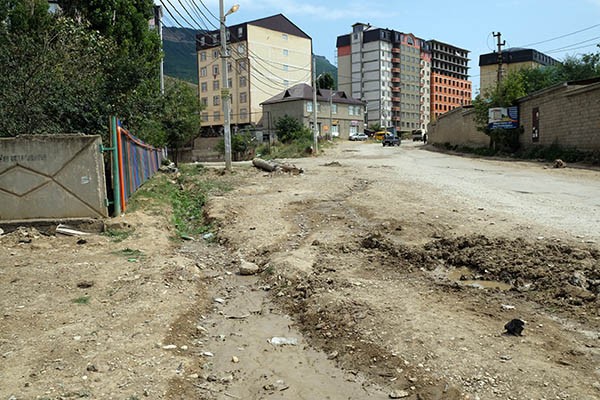 Сделанные за счёт посёлка дороги давно пришли в негодность