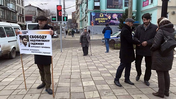 Каждый понедельник друзья, коллеги и близкие Абдулмумина Гаджиева выходят на одиночные пикеты