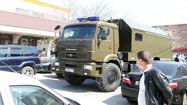 КамАЗ, принадлежащий ФСБ, должен был показать всю серьёзность ситуации